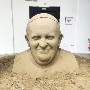 Odavannak az olaszok a pápa magyar homokszobráért