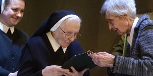 Hargitai Anna Magna megváltós nővér kapta idén a Hit pajzsa díjat